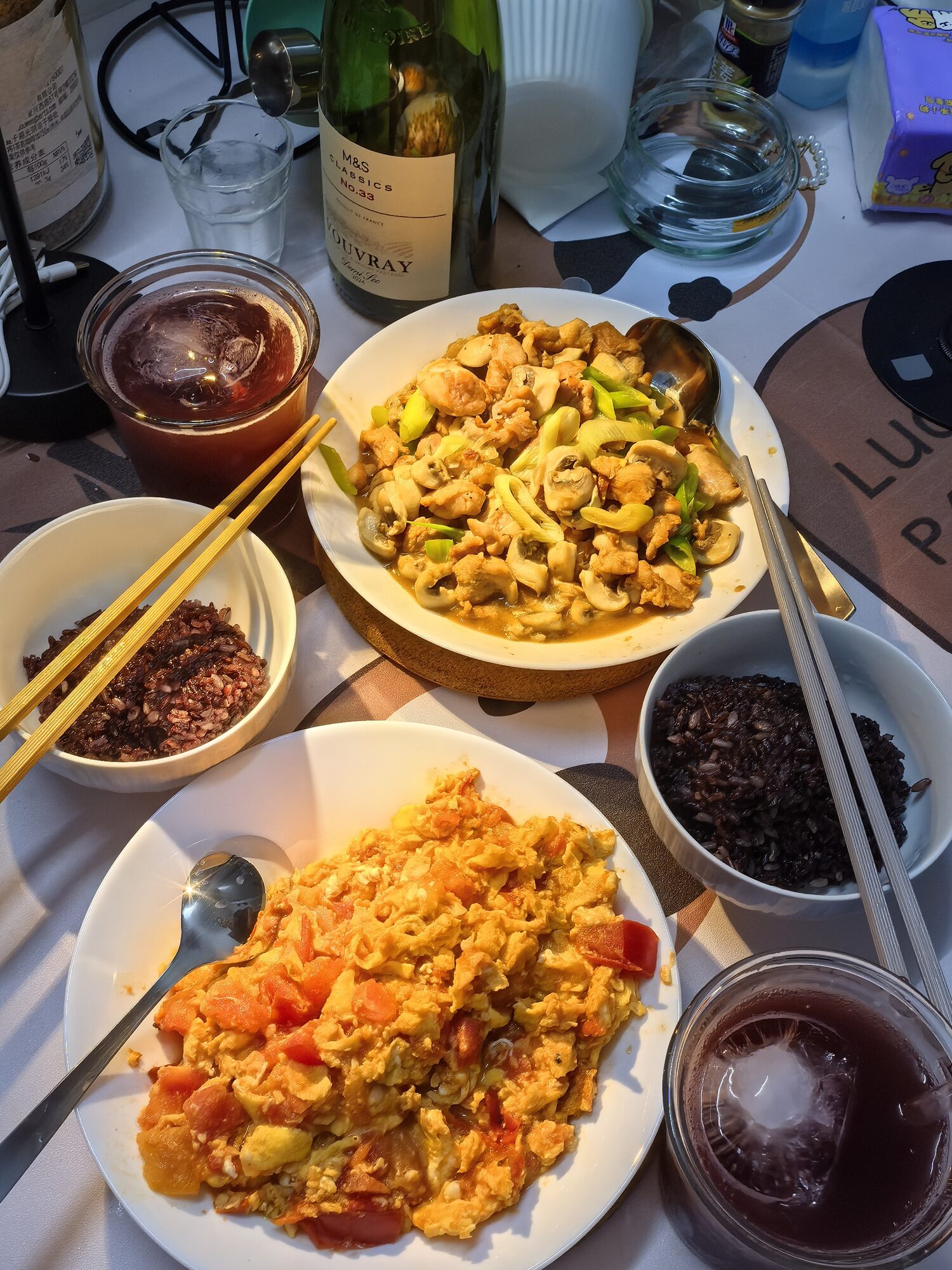 蘑菇炒鸡与白葡萄酒
