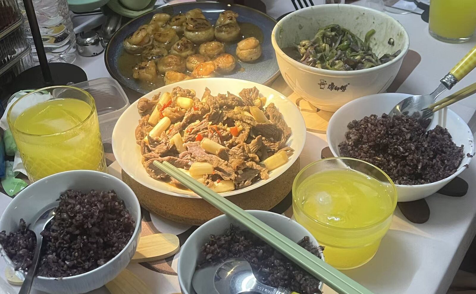 山药炒牛肉与紫米饭