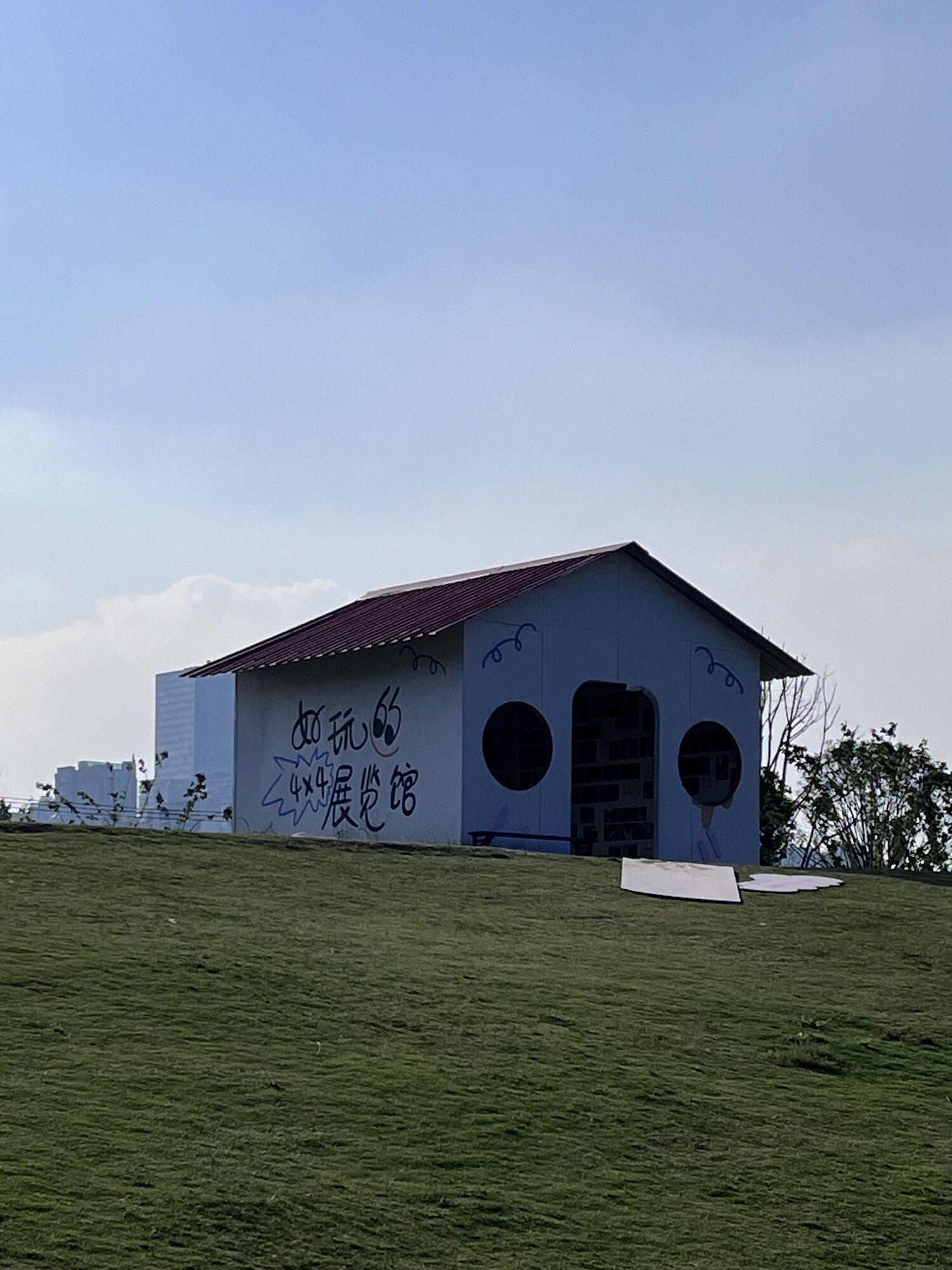 蓝天白云下山坡上的白色小屋